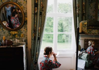 bridal prep at chiddingstone castle